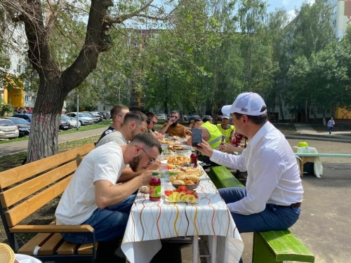 Жители Челнов устроили праздничный обед для строителей «Нашего двора»