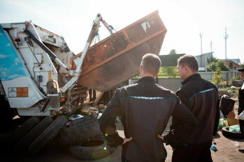 Видео: депутат Госдумы примерил на себя роль утилизатора мусора в Казани