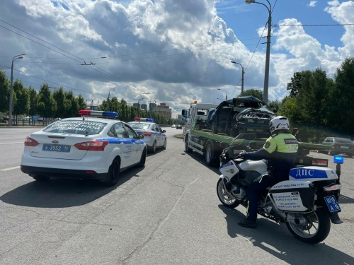 Автоинспекторы в назидание водителям провезли по Казани разбитую машину