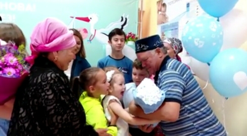 Семью участника СВО из Альметьевска поздравили с рождением третьего ребенка