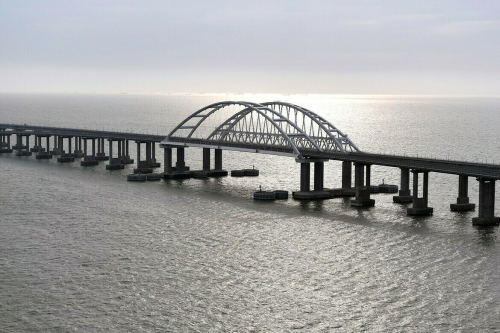 Остановлено движение по Крымскому мосту из-за ЧП в районе одной из опор