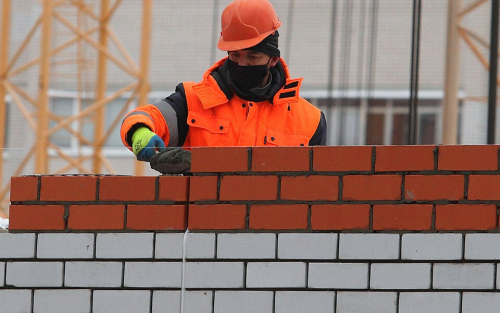 «По трое-четверо суток стоим без работы»: у строителей возник дефицит цемента
