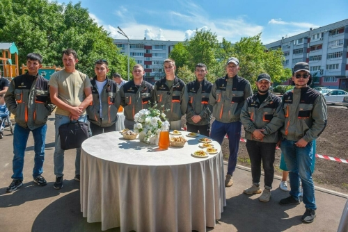Мэр Челнов поблагодарил рабочих за обновление двора 34-подъездного дома
