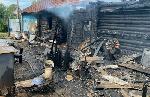 В Чистополе мужчина получил сильные ожоги, пытаясь потушить горящий дом