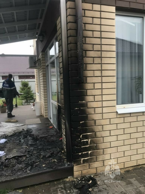В Татарстане из-за короткого замыкания загорелась мебель на терассе, пострадала девушка