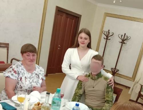 Участник СВО из Алексеевского района устроил семье сюрприз, придя на выпускной к сестре