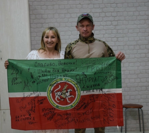 Участник СВО привез волонтерам из Нурлата флаг Татарстана с подписями земляков