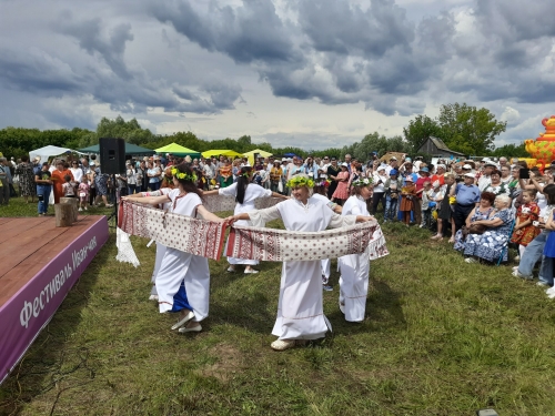 Хороводы, дегустации и рубка шашкой: в Елабуге проходит фестиваль Иван-чая