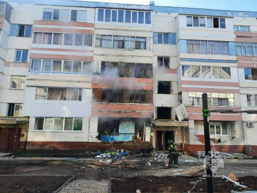 В одной из пятиэтажек Нижнекамска рванул газ, начался сильный пожар