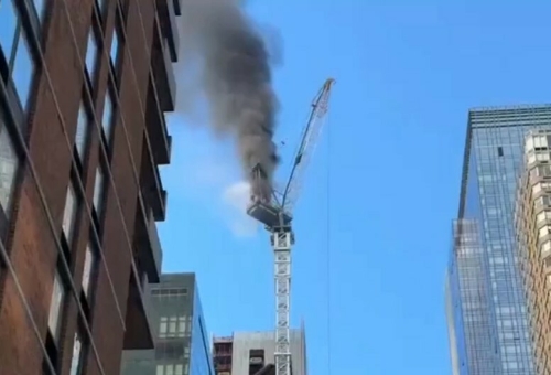 Падение стрелы башенного крана в центре Нью-Йорка попало на видео