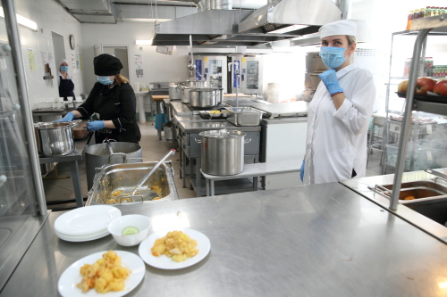 Песошин поручил завершить ремонт школьных пищеблоков до 15 августа