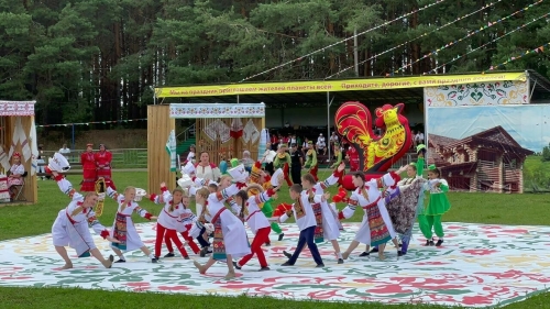 Концерт, ярмарка и богатырские забавы: в Пестрецах проходит фестиваль «Скорлупино»