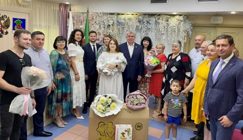 Мэр Челнов поздравил супругу участника спецоперации с рождением дочери