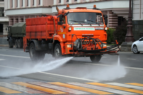 Власти Казани объяснили, зачем в жару поливают дороги