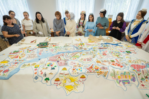 «Узором вышита история»: Казань представила вышитую карту Татарстана