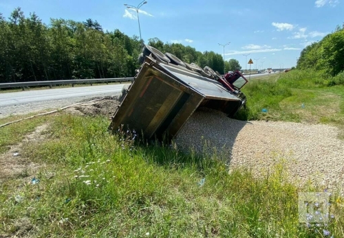 В Верхнеуслонском районе грузовик с щебнем завалился на бок, водитель в больнице