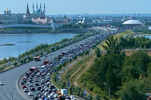 На Декабристов в Казани образовалась огромная пробка из-за ралли «Шелковый путь»