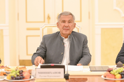 Минниханов наградил 15 татарстанцев медалями «За доблестный труд» и почетными званиями