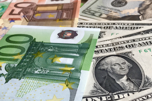 Курс евро впервые с 2 августа опустился ниже 102 рублей