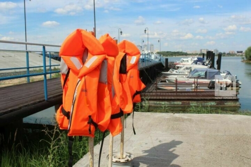 На озере Комсомольское в Казани спасатели помогли детям с ДЦП добраться до берега