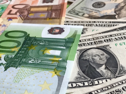 Евро — 102, доллар — 93: курс валют вновь побил июльские антирекорды