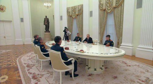 Путин встретился с остановившими колонну ВСУ танкистами, среди которых житель Татарстана