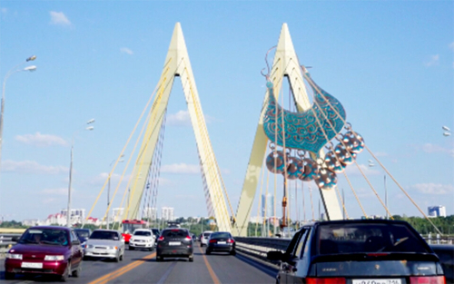 На мост «Миллениум» в Казани «повесили» гигантское татарское украшение