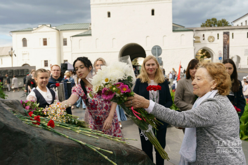 В День памяти поэта-героя Мусы Джалиля казанцы возложили цветы к его памятнику