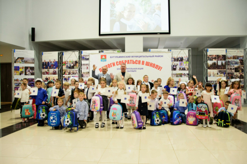 В Бугульме детям участников спецоперации вручили портфели и сертификаты к 1 сентября