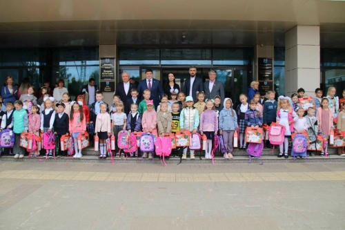 Находящийся на СВО депутат Шарафиев помог менделеевским первоклассникам собраться в школу