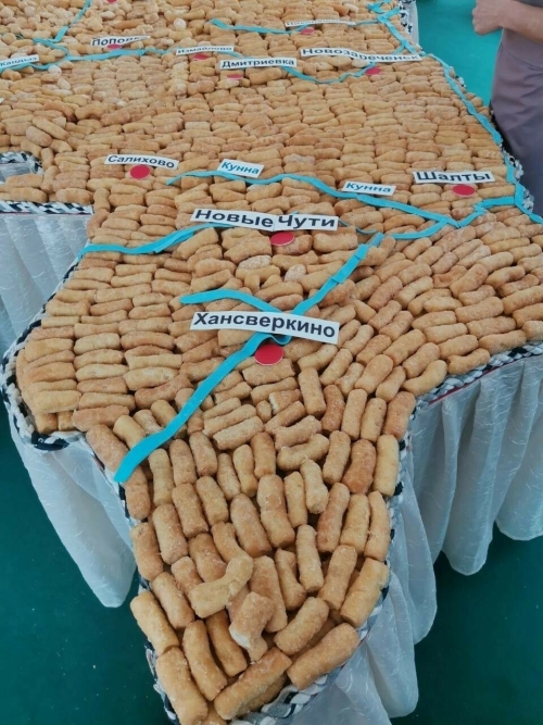 В Бавлах установили рекорд России, приготовив самую большую карту района из баурсака