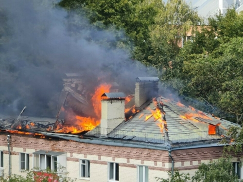 В подмосковном Красногорске загорелась крыша жилого дома, эвакуированы 30 жильцов