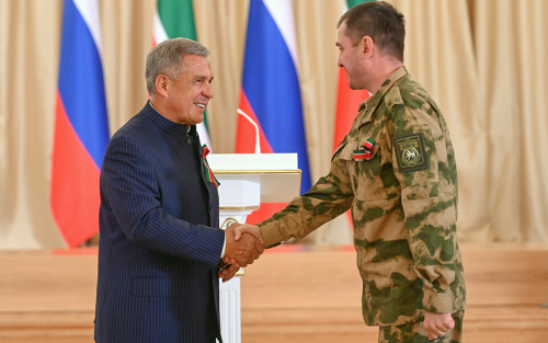 Рустам Минниханов вручил медали четырем бойцам батальона «Алга»
