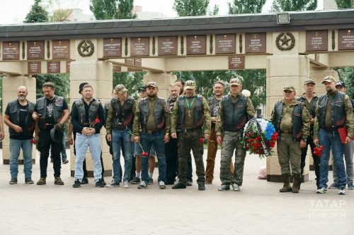 Участники мотопробега «Боевой путь Сибири» возложили цветы к Вечному огню в Казани