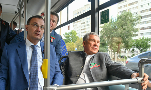 Минниханов и Метшин прокатились по Казани на новом троллейбусе