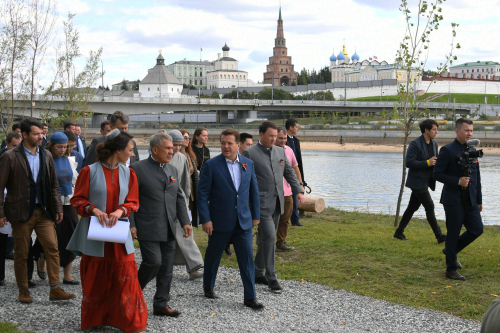 Минниханов осмотрел благоустроенную территорию вдоль Кремлевской дамбы