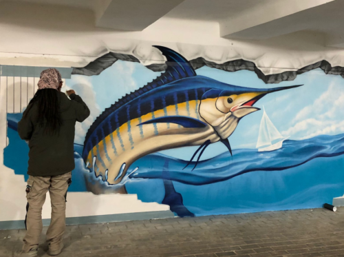 Граффити морских обитателей в подземке Челнов пополнила рыба марлин