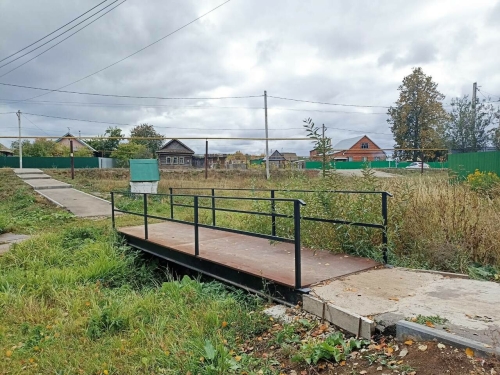 В деревне Менделеевского района на средства самообложения обустроили пешеходный мост