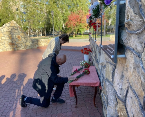 Поэт Влад Маленко возложил цветы к памятнику участникам СВО в Менделеевске