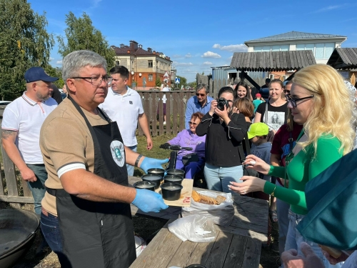 Мэр Зеленодольска раздал более 300 порций ухи на гастрофесте «Свияжская уха»