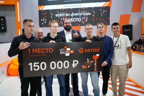 Шадаев на Kazan Digital Week наградил победителей гонок беспилотных мини-автомобилей