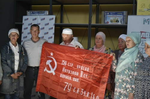 Серебряным волонтерам Апастовского района вручили Красное Знамя из Луганска