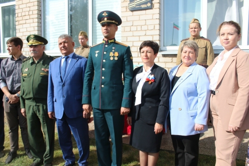 Командир танка «Алеша» Баксиков открыл мемориальную доску в Аксубаевском районе