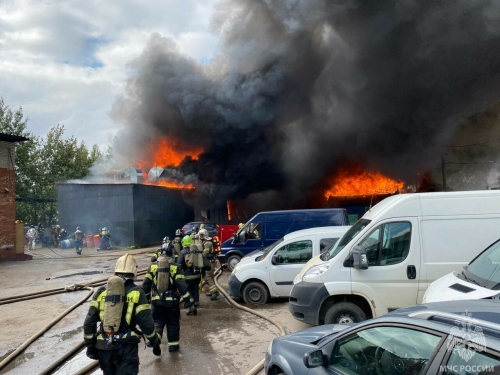 Видео: Сотрудники МЧС ликвидируют крупный пожар в Санкт-Петербурге