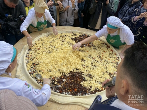 На гастрономическом фестивале в Казани испекли губадию рекордных размеров