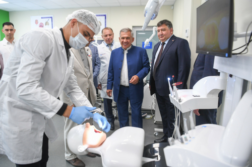 Минниханов оценил обновленную стоматологическую поликлинику при КФУ