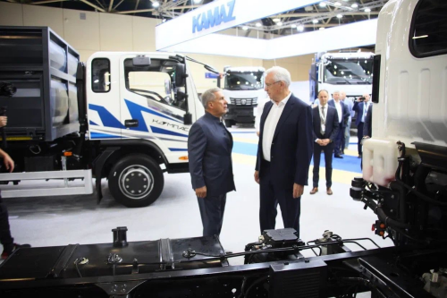 Минниханов осмотрел грузовики и беспилотный тягач «КАМАЗ» на выставке в Москве