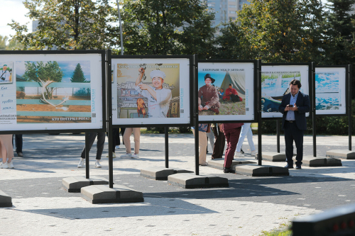 Завершающий аккорд: на бульваре у «Татмедиа» открылась выставка «Как я провел лето»