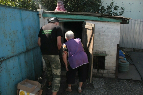 Татарстанские волонтеры помогают пожилым лисичанам готовиться к холодам