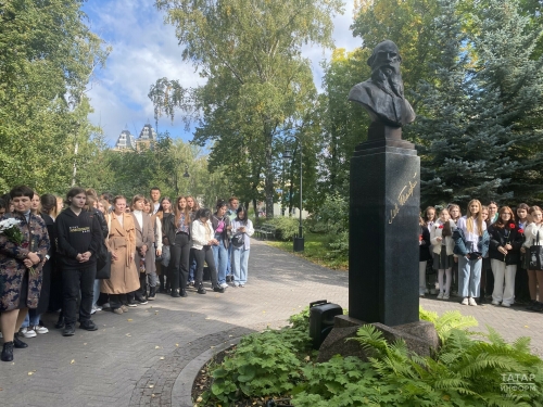 В честь 195-летия со дня рождения Льва Толстого в Казани возложили цветы к его памятнику